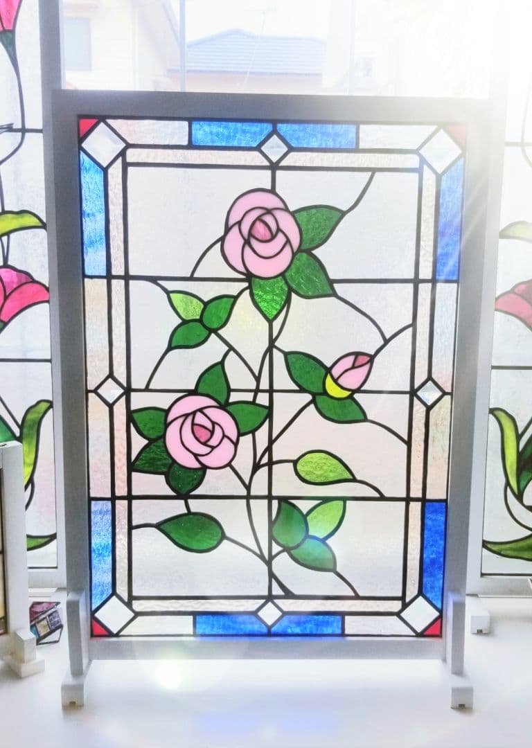 特大サイズ　ステンドグラス　ピンクローズのパネル(スタンド付)65.3㎝×47㎝