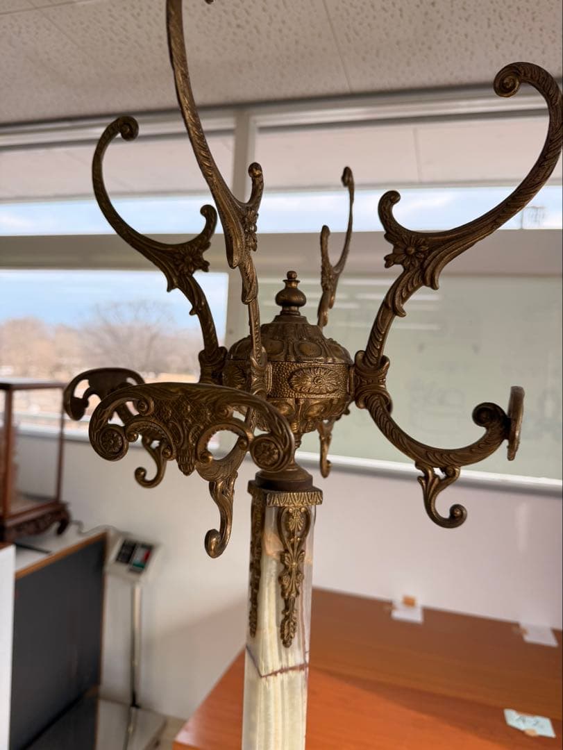 装飾的コートハンガー