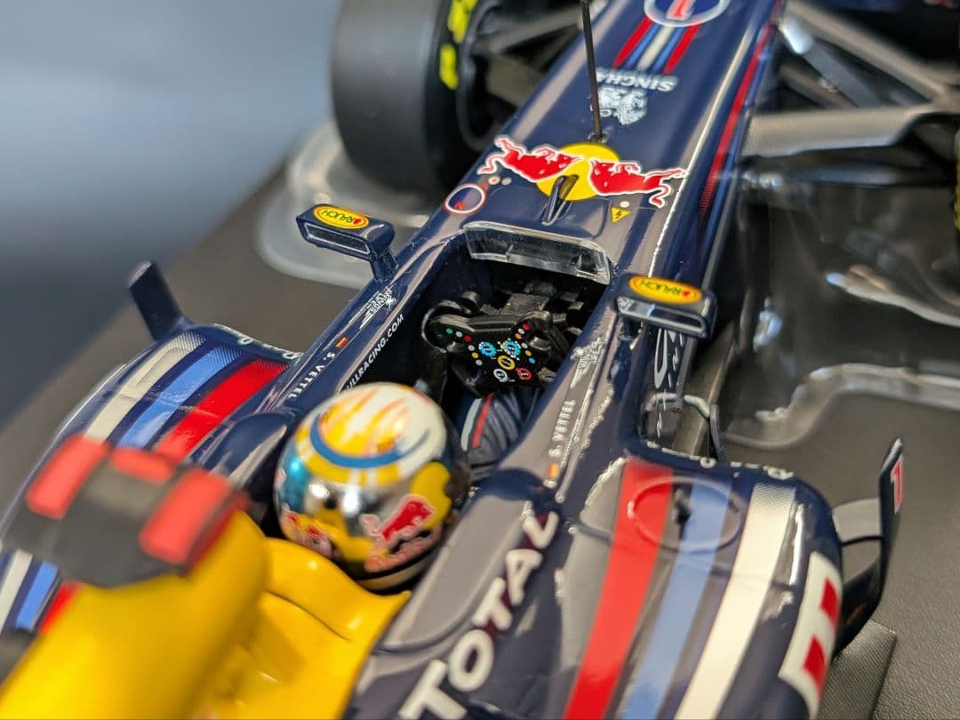 ミニチャンプス 1/18 レッドブル RB7 S.ベッテル 2011