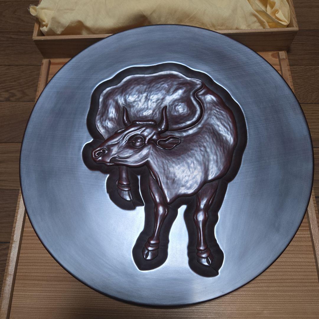 伝統工芸 漆器 鎌倉彫飾皿 和牛の浮彫り 銘有り
