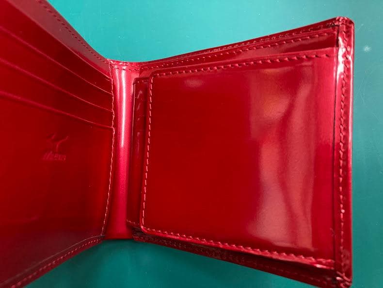 広島東洋カープ　グラブ革二つ折り財布（メタリック）未使用品　ミズノ