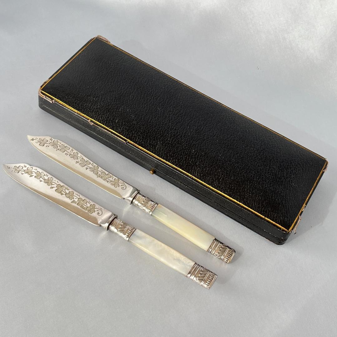 【英国】【白蝶貝】クローバーのバタースプレットセット２本 マザーオブパール