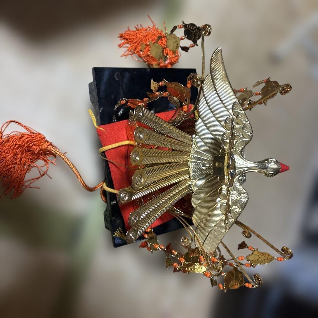 装飾的な金属細工の美術品