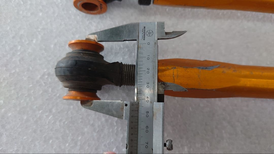 15マジェスタ　リアテンションロッド　固着なし