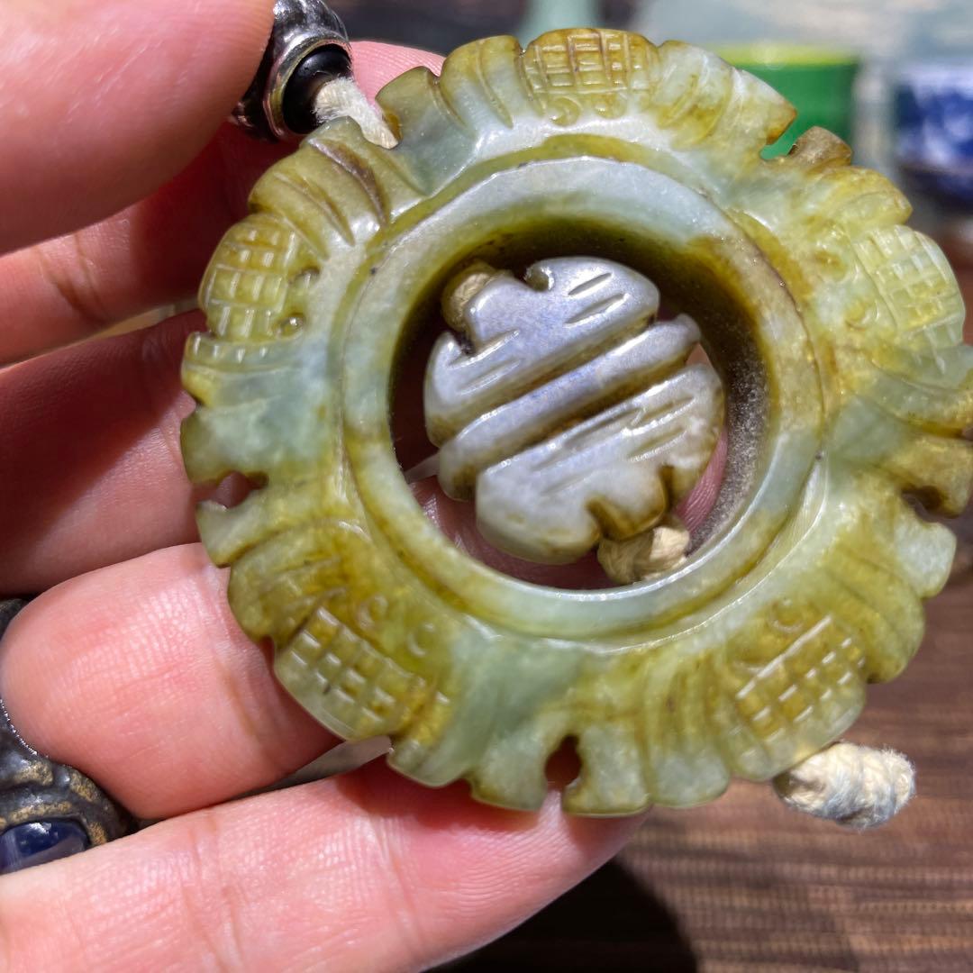 花形彫刻 ペンダント　中国美術品　天然玉