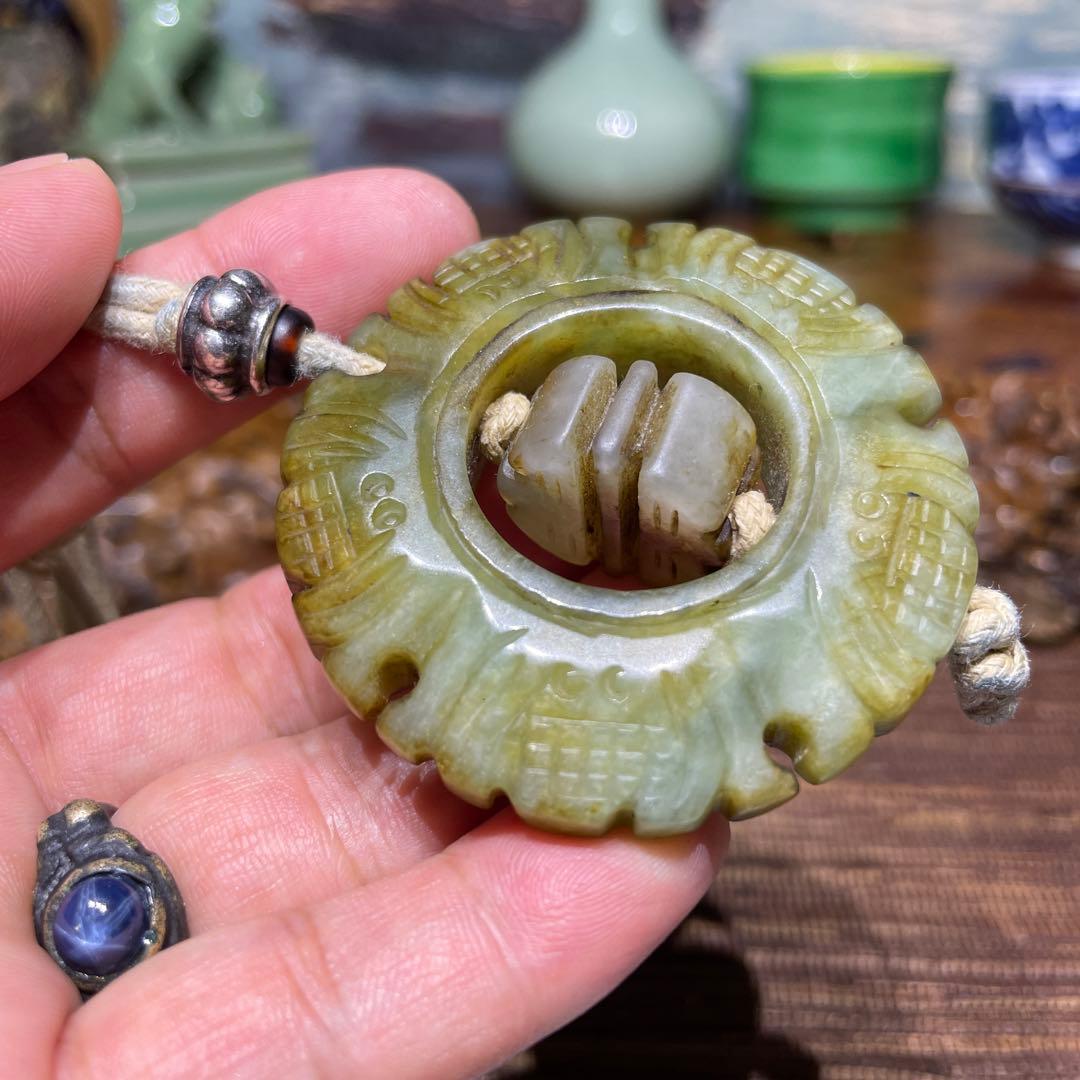 花形彫刻 ペンダント　中国美術品　天然玉