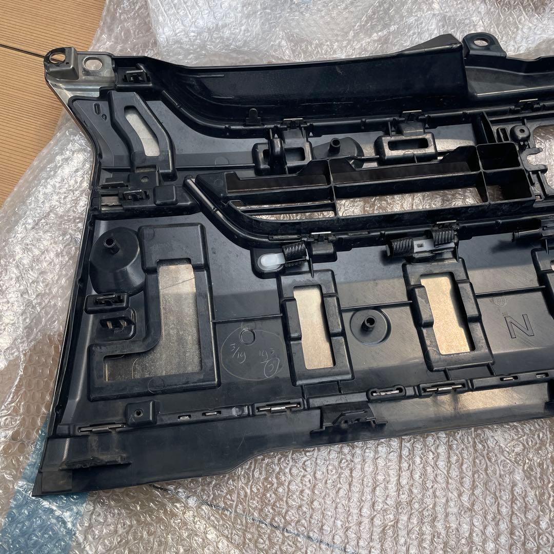 ハイエース6型ダークプライム純正グリル