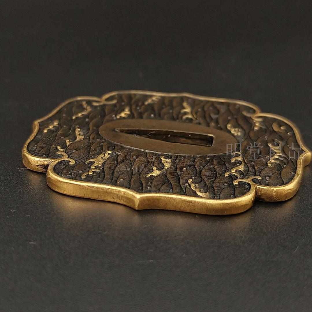 XG77　日本刀装具　刀鍔　海浪の図　銅地　細工　絵金銀　刀剣美術　武道具