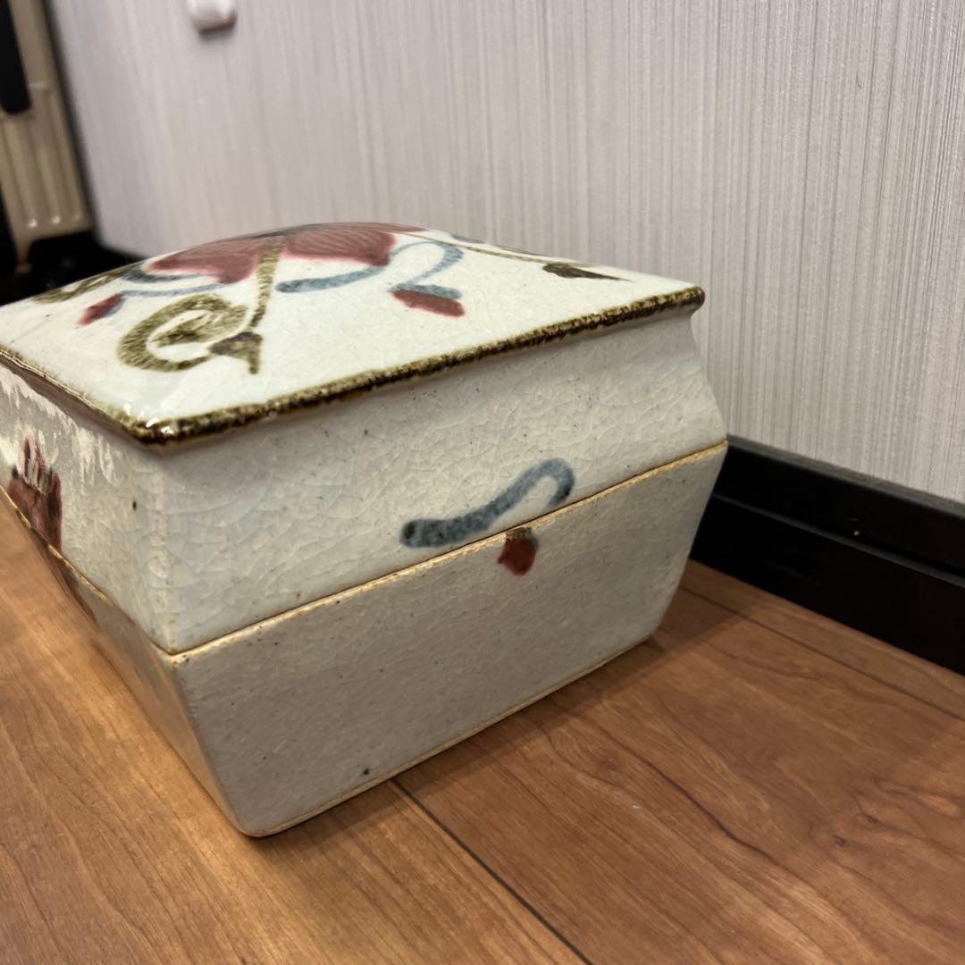 花模様の陶器の四角い箱