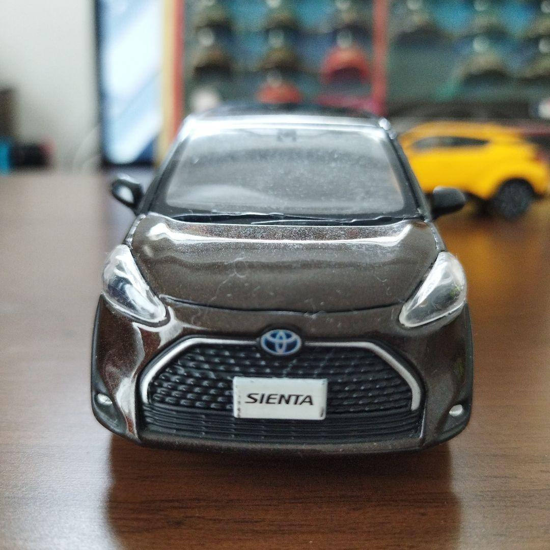 非売品トヨタ Sienta 1/30 ミニカー ブラウン