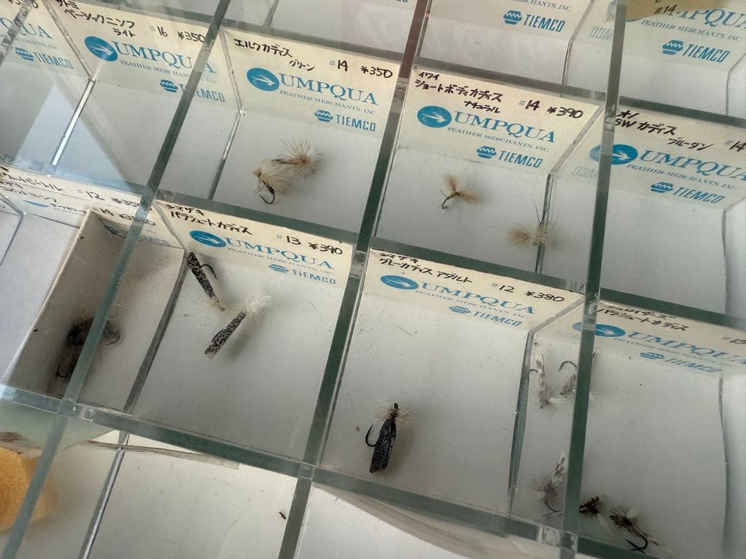 TIEMCO 完成フライ　ケースセット　貴重　フライフィッシング　ティムコ