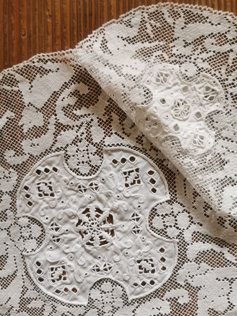 アンティーク 女神と犬のフィレレース レティセラプント刺繍リネンドイリーセット