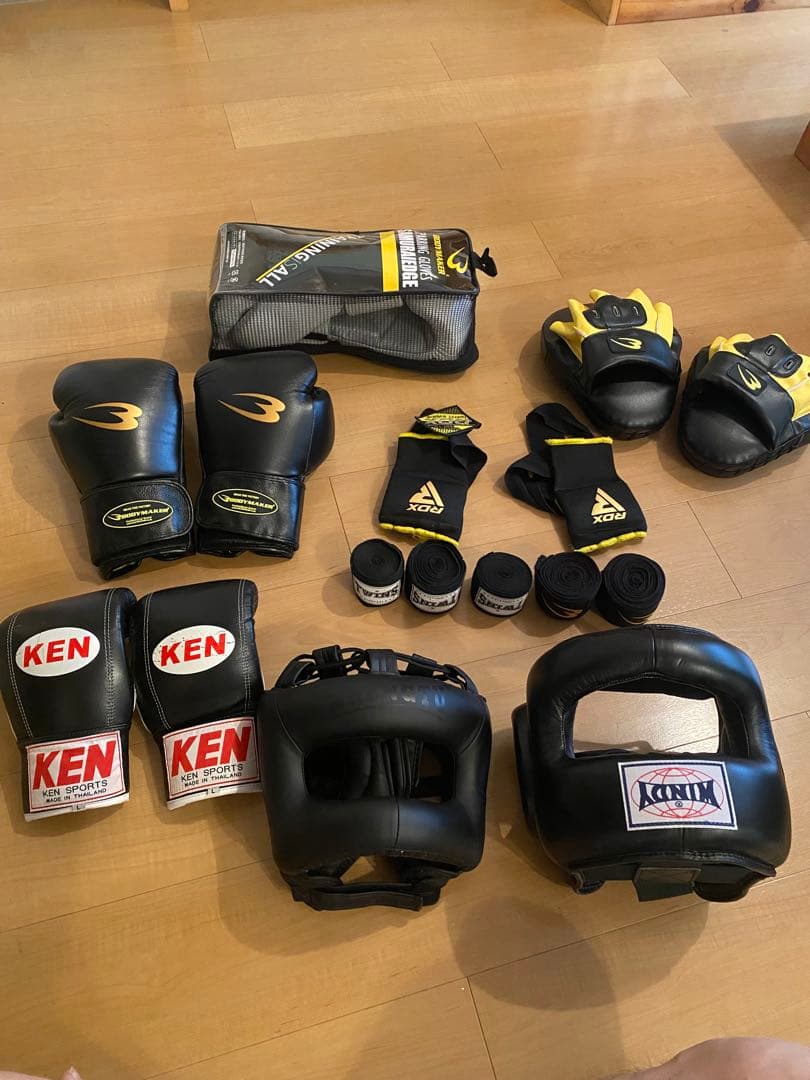 ボクシンググローブやヘッドギアなと色々セット