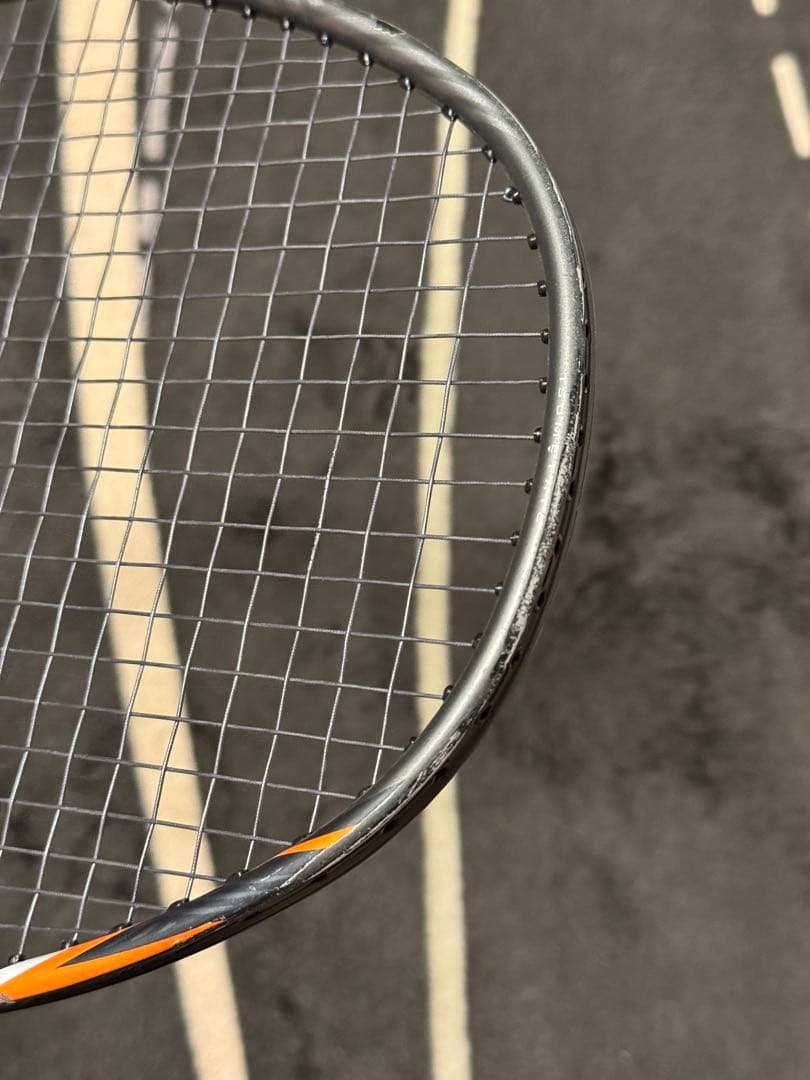 バドミントンラケット ストリングス付き