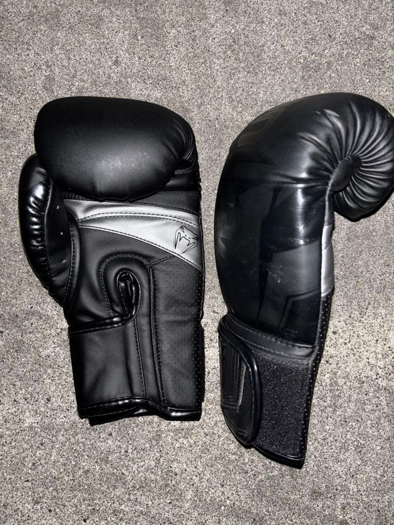 Venum ブラック ボクシンググローブ 8oz
