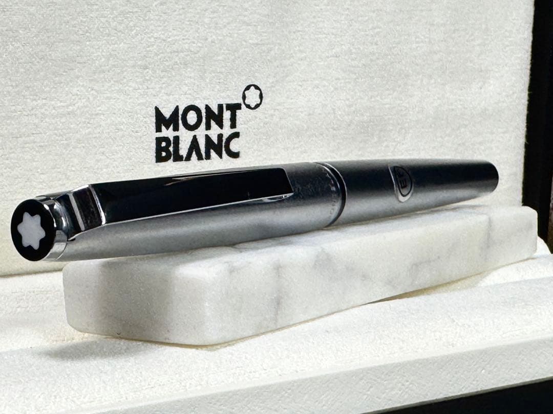 【極美品】モンブランNO300万年筆 EF シルバー・ブラック