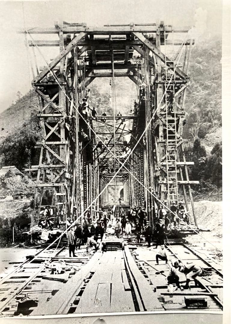 球磨川第一橋梁　鉄道橋の建設 モノクロ写真 ③