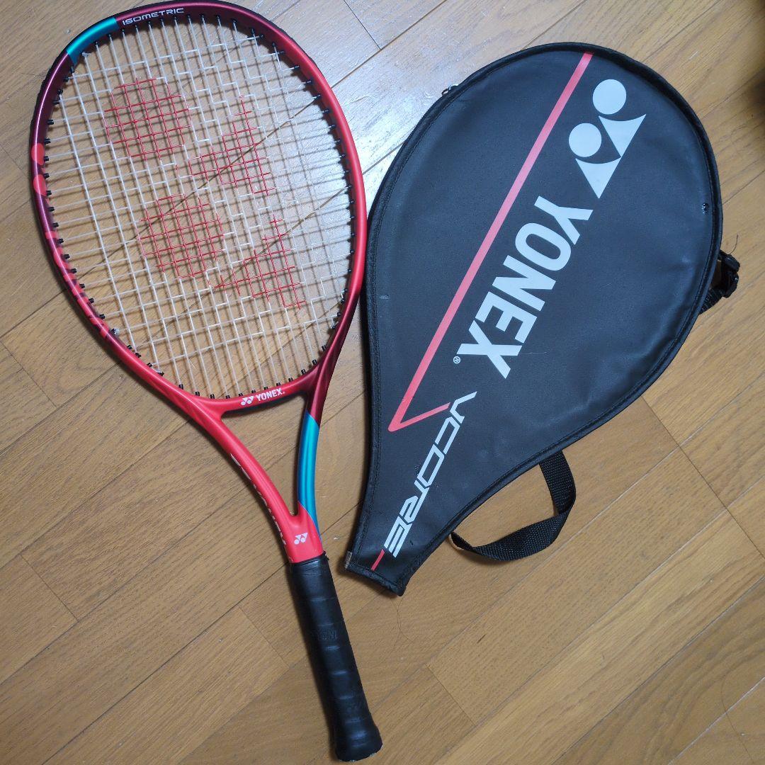 硬式テニスラケット。
