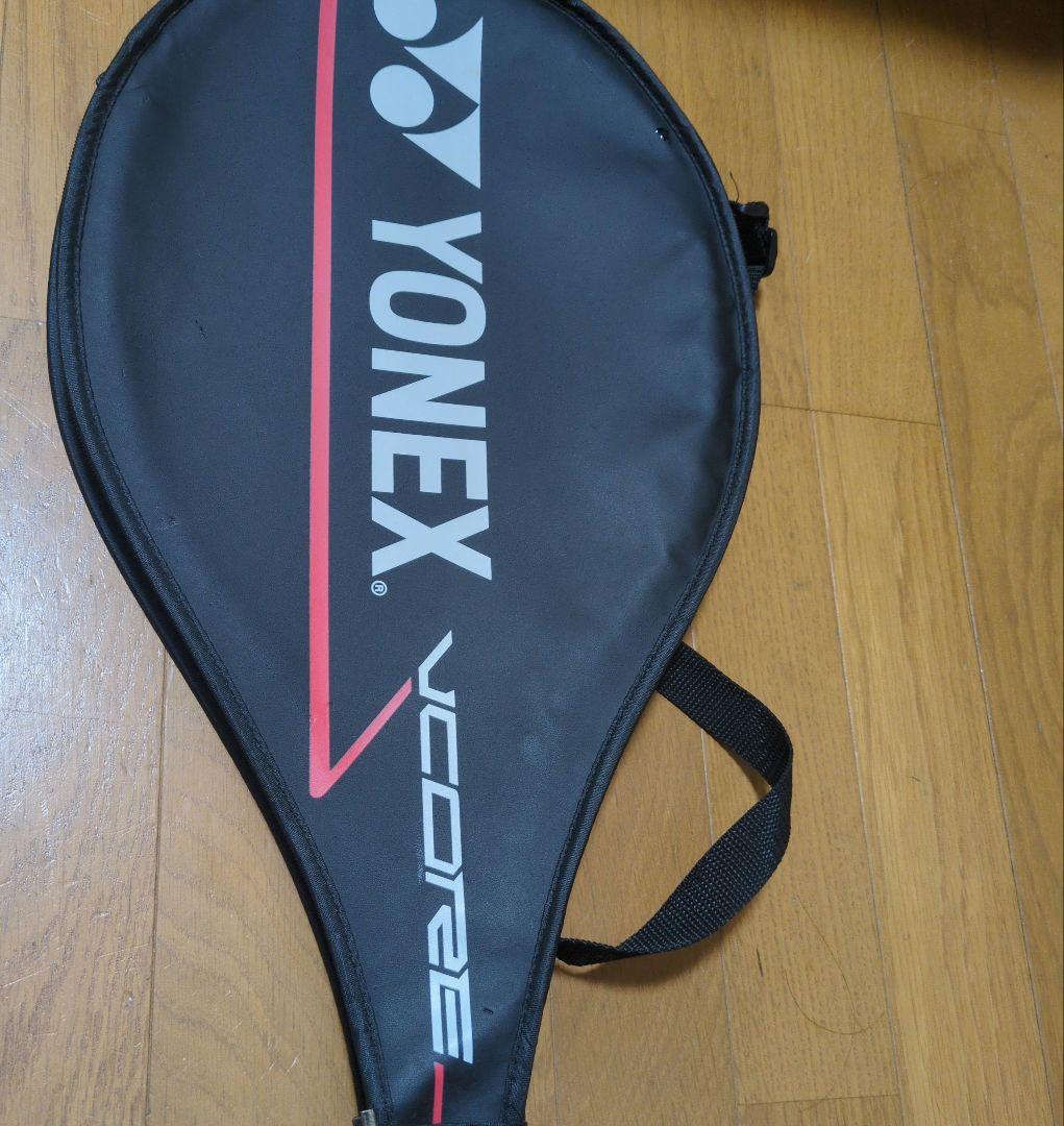 硬式テニスラケット。