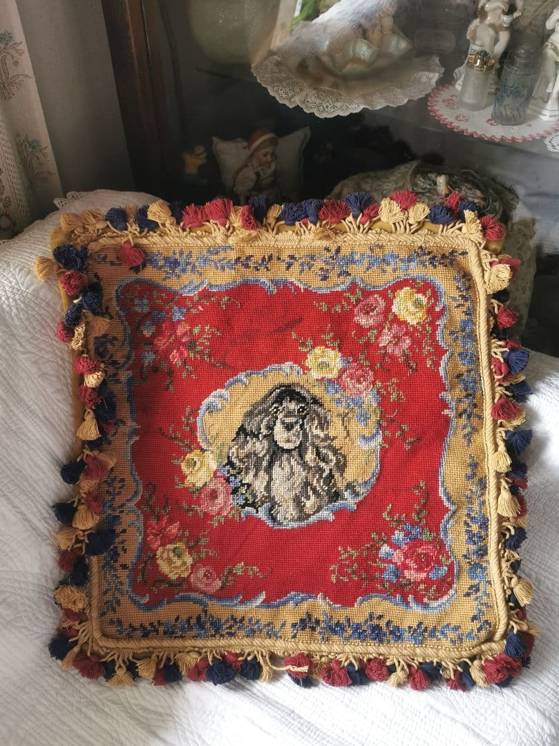 アンティークニードルポイント プチポワン犬と薔薇 色糸タッセル付クッションカバー