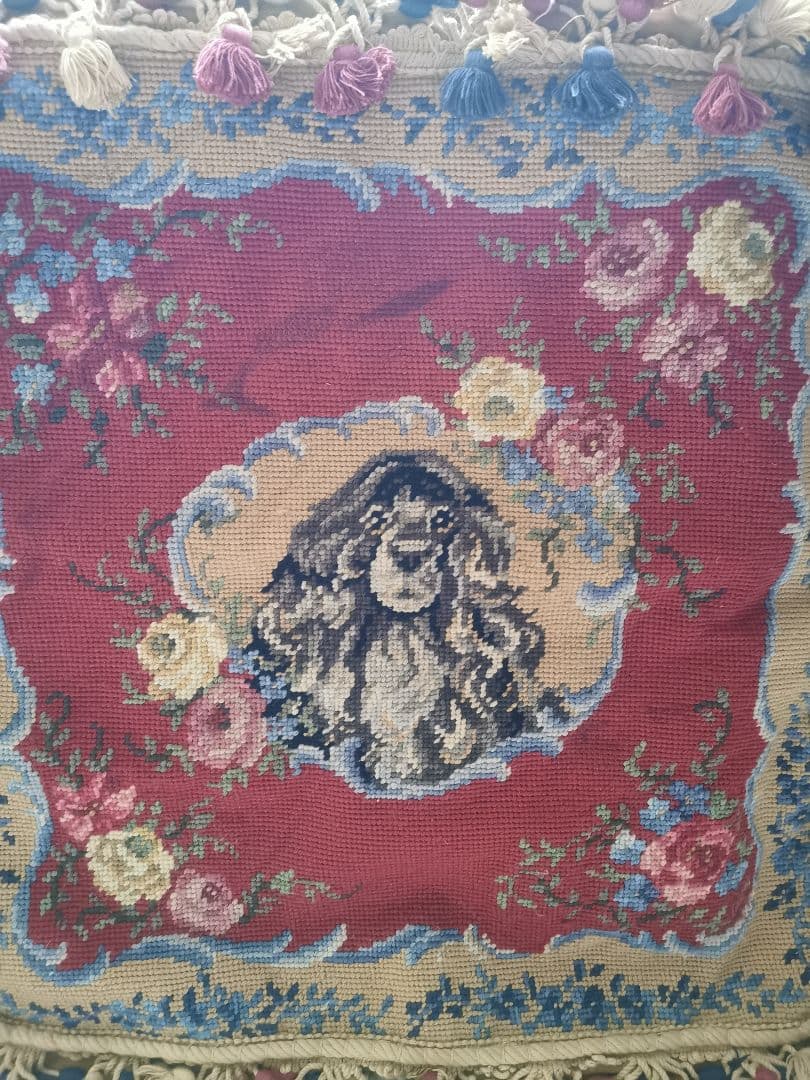 アンティークニードルポイント プチポワン犬と薔薇 色糸タッセル付クッションカバー