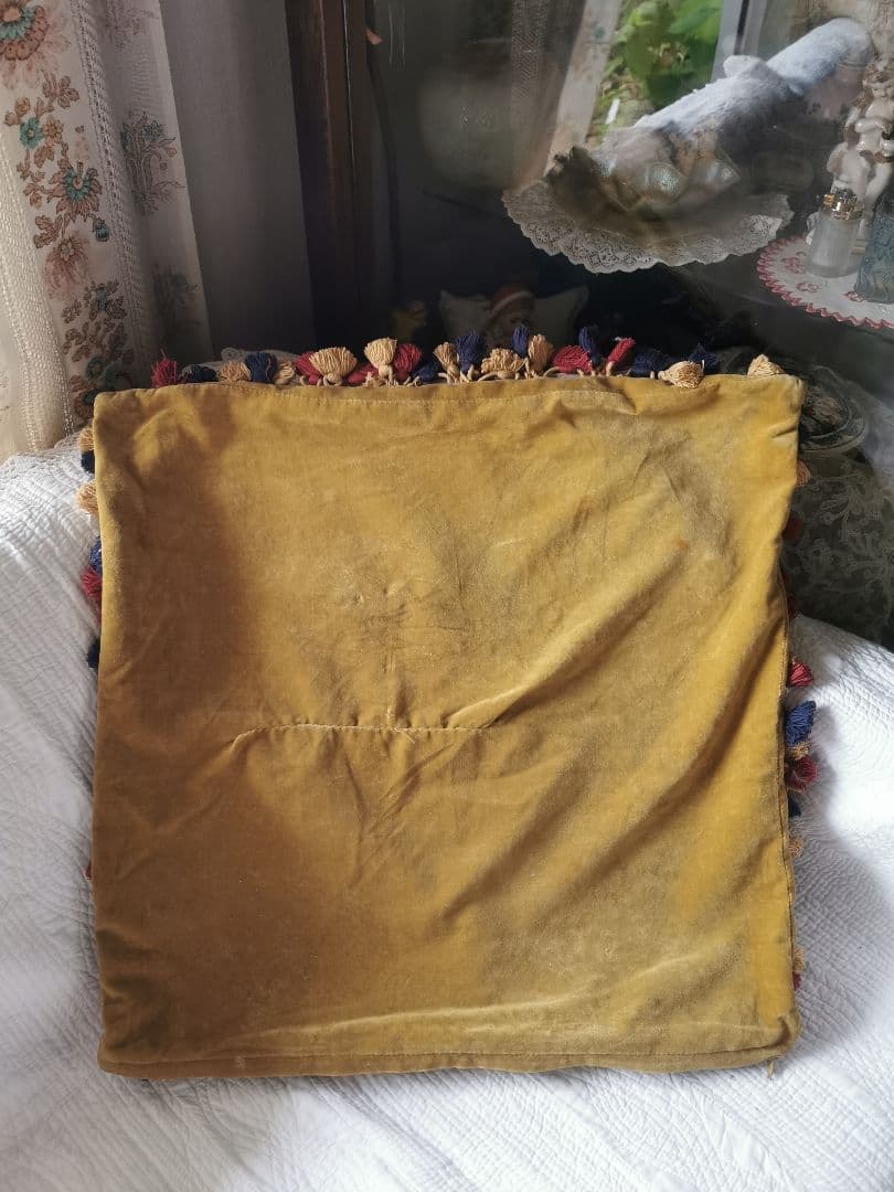 アンティークニードルポイント プチポワン犬と薔薇 色糸タッセル付クッションカバー