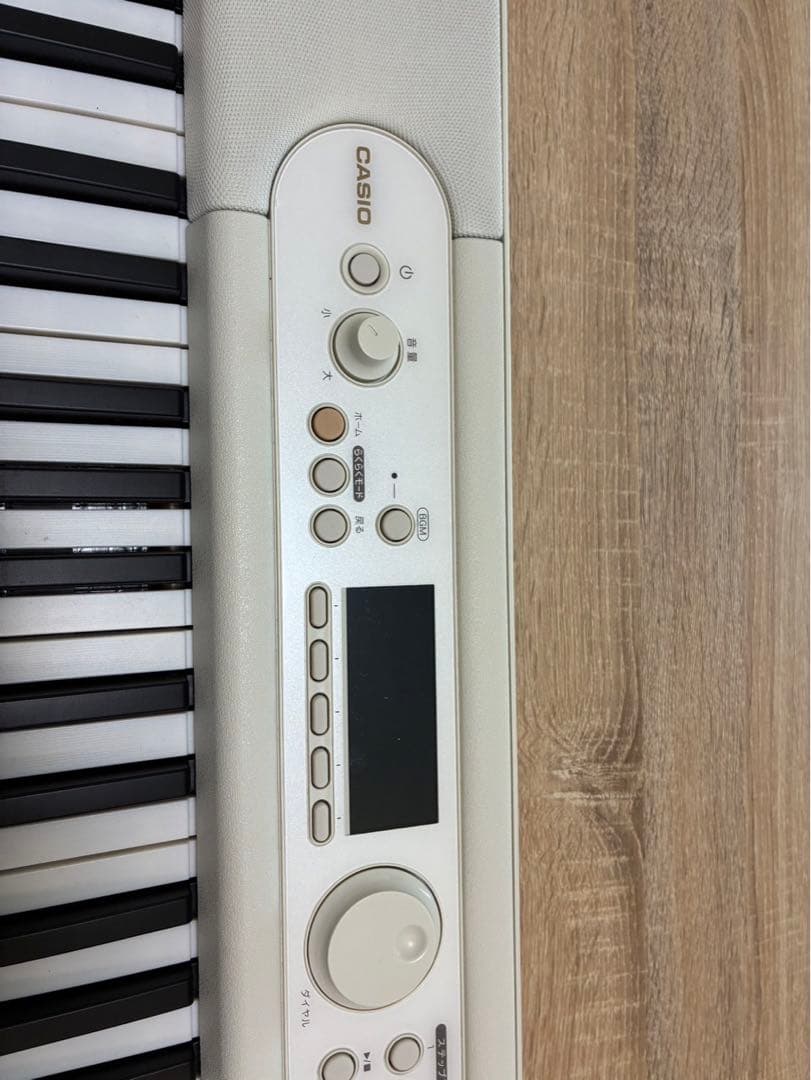CASIO LK-526 ホワイト 電子キーボード！少しだけ使用