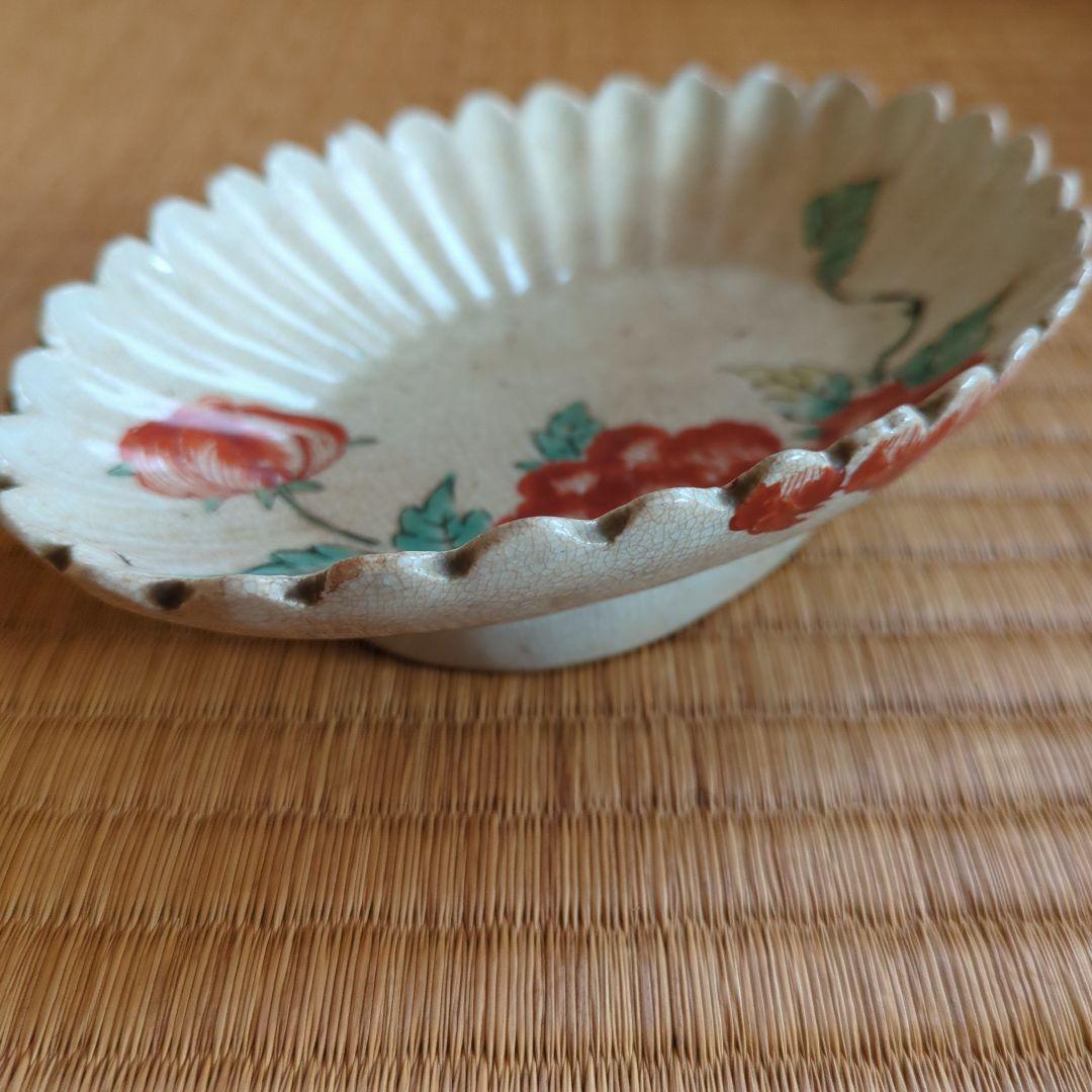 花柄の陶器皿 波型縁取り　骨董品　古美術