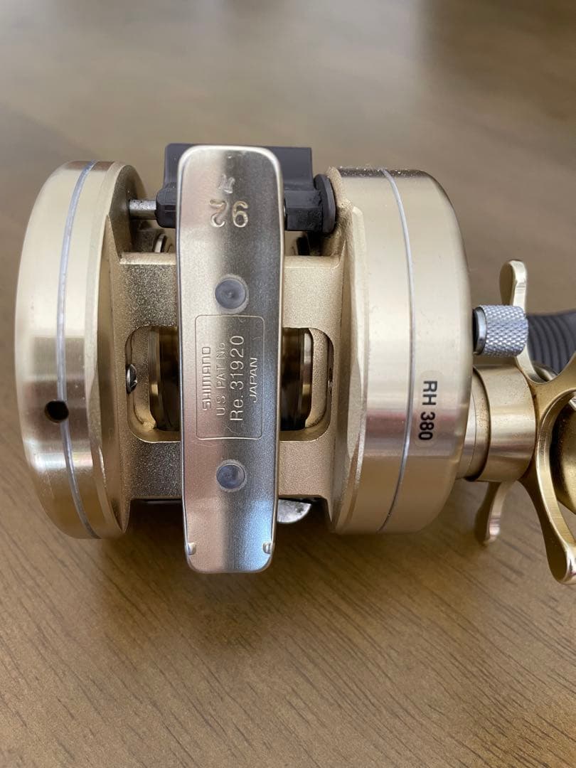 [美品] シマノ CALCUTTA 200XT 右巻き カルカッタベイトリール