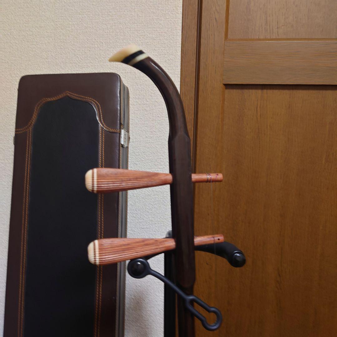 ニ胡 弦楽器 付属品多数　弓３本 中国 彫刻 ケース付き 現状販売