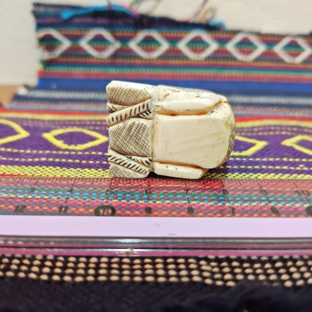 時代提物 人物根付 天然素材 【一休みする小僧】高さ約3.3cm 重さ約28ｇ