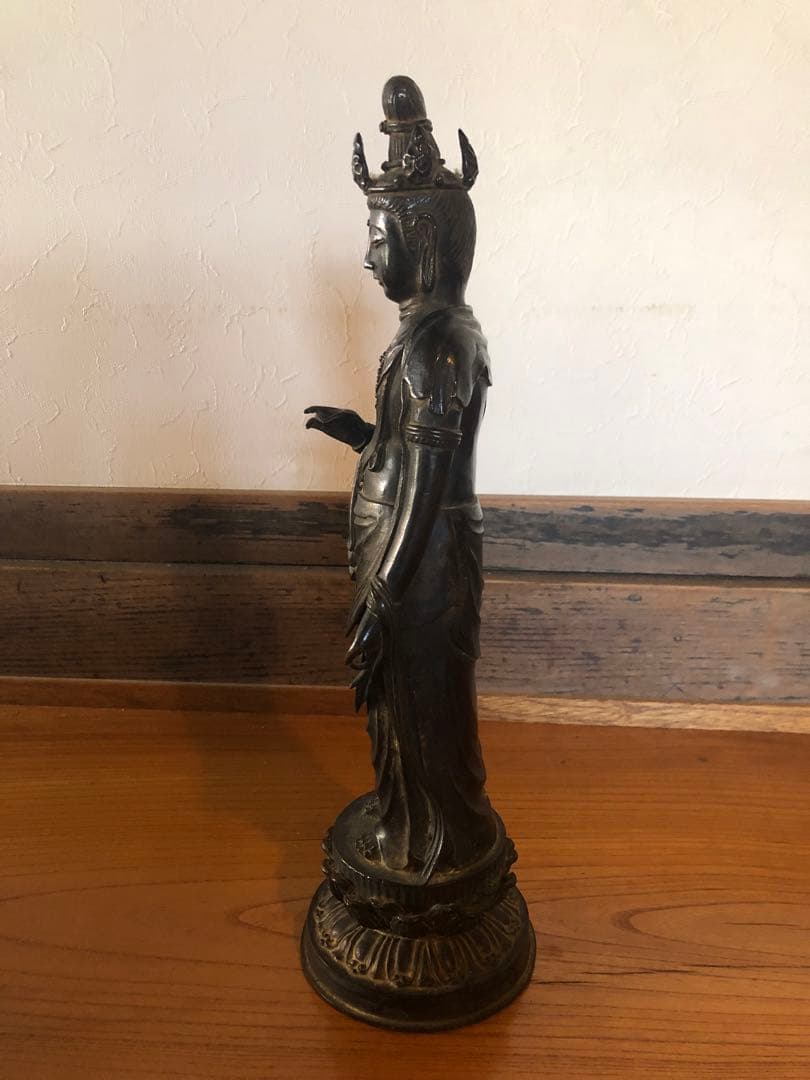 大振りで古格のある古銅聖観音立像杉箱入