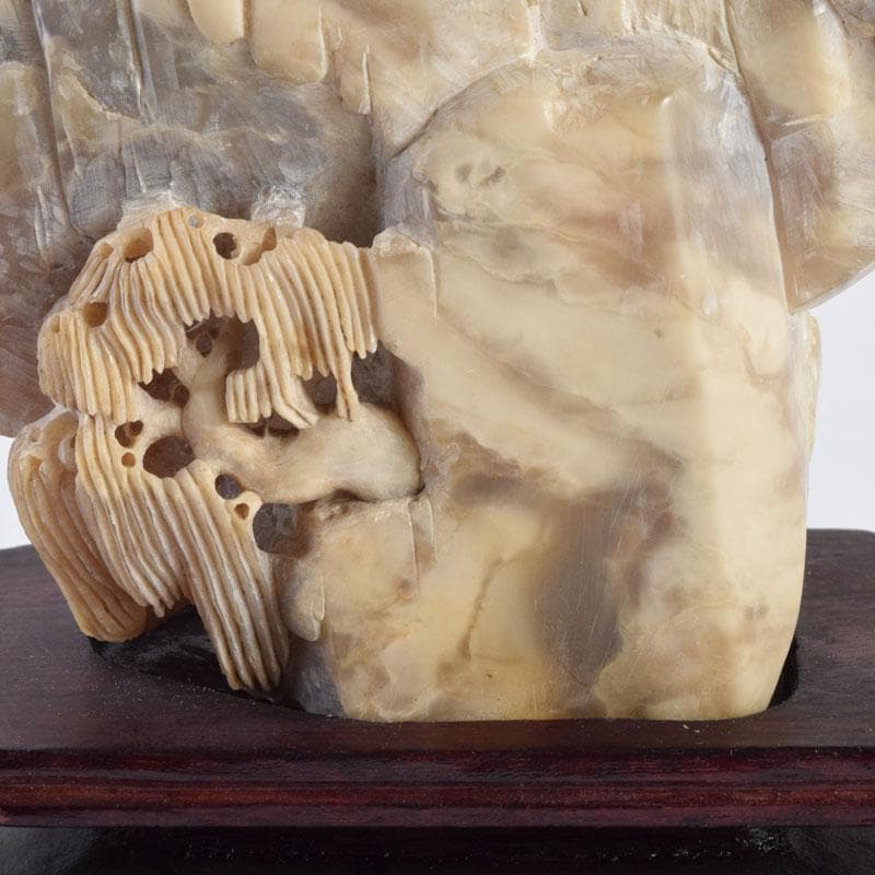 中国　玉石寿山石鶏血彫刻　山水雕　置物　唐木台付　V　9220