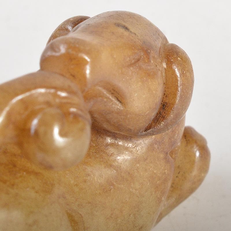 中国　玉石白玉彫刻　神獣　根付　紙鎮　置物　C　7706E