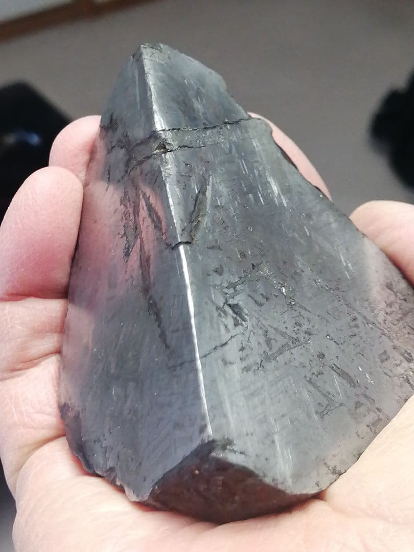 ★『超隕石』隕石原石　 969g　 隕石内部 表面は『鏡面仕上げ』になっています