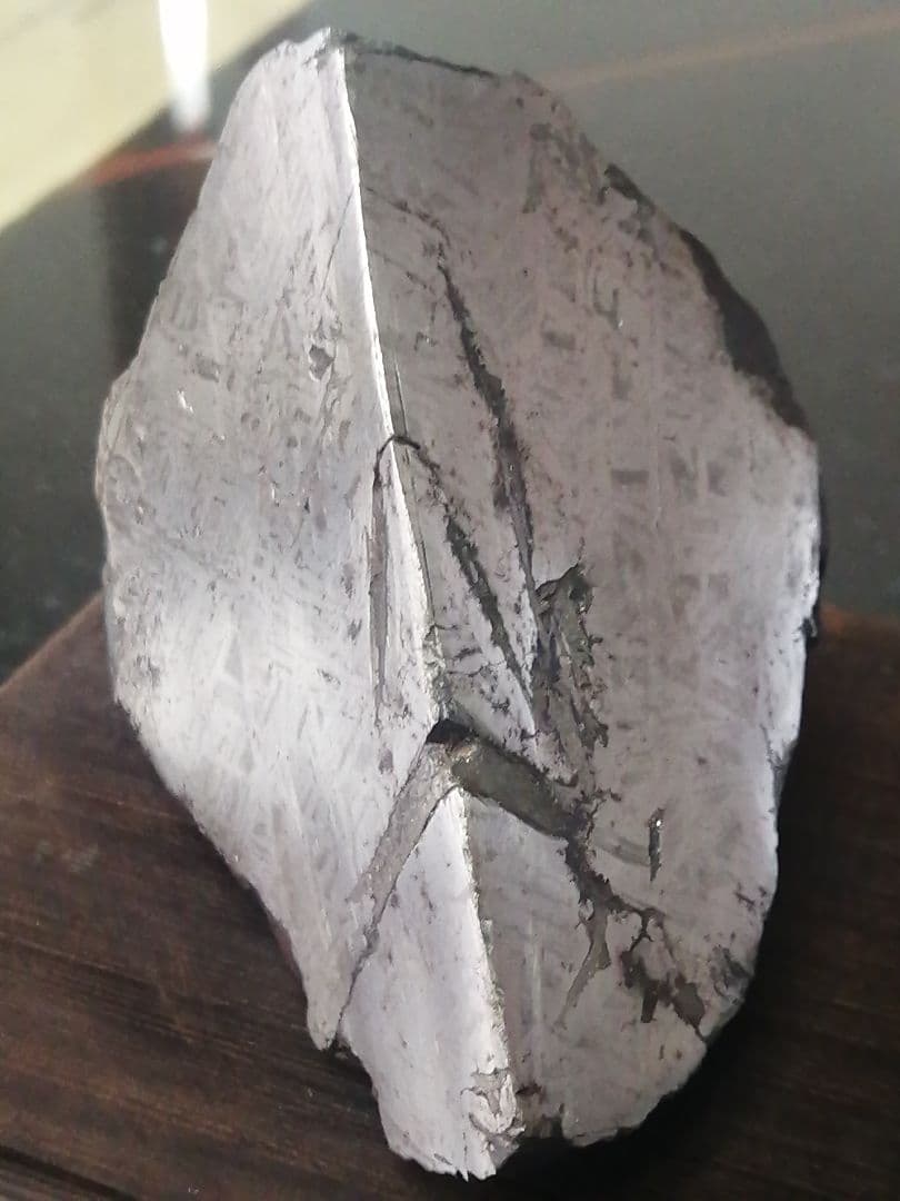 ★『超隕石』隕石原石　 969g　 隕石内部 表面は『鏡面仕上げ』になっています