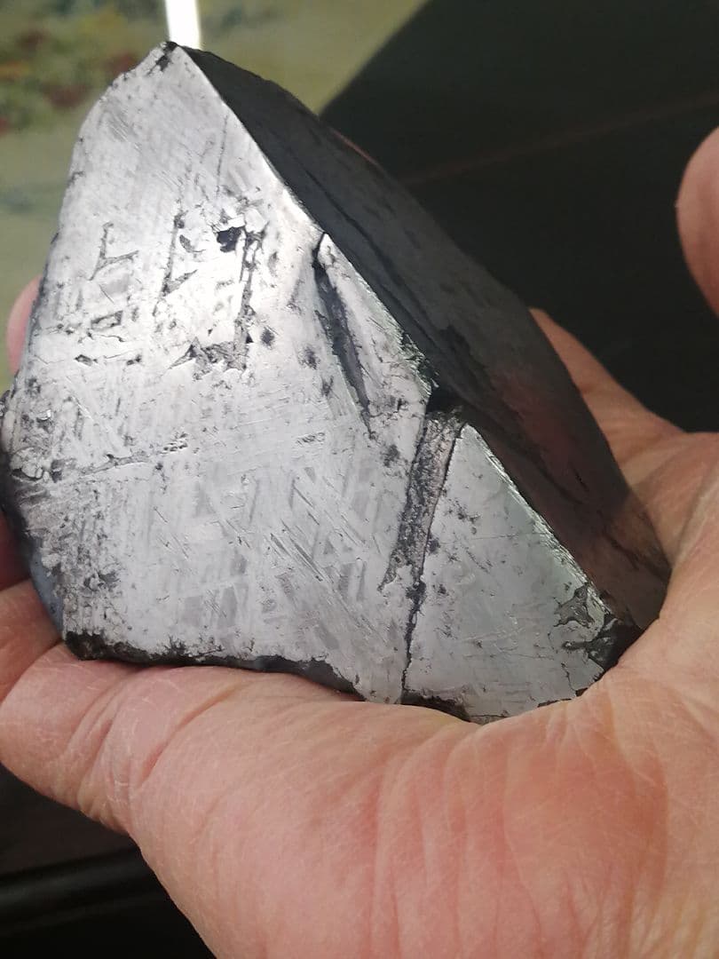 ★『超隕石』隕石原石　 969g　 隕石内部 表面は『鏡面仕上げ』になっています