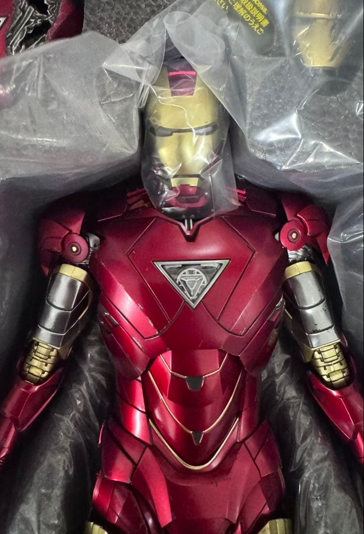 ホットトイズ　アイアンマン・マーク６ （２.０版）［パワードスーツ装着機付き］