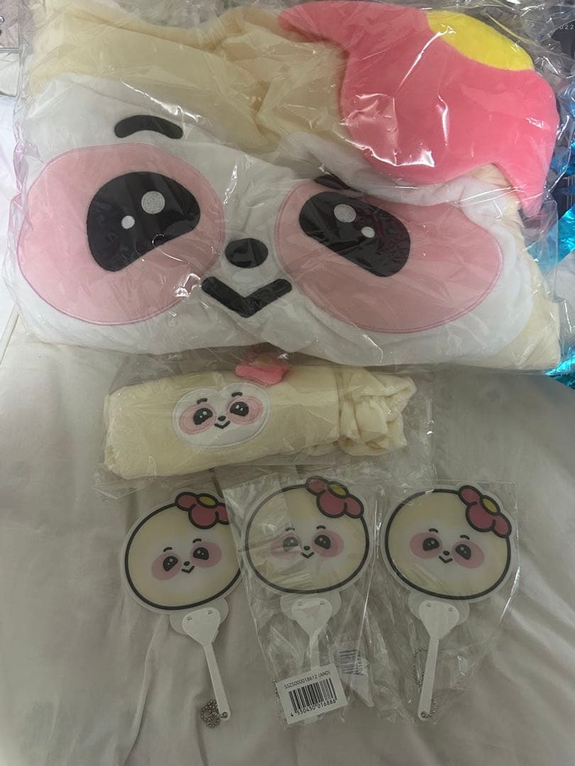 NiziUグッズ　まとめ売り　アヤカ缶バッチ　ANOグッズ　うちわ　　銀テ