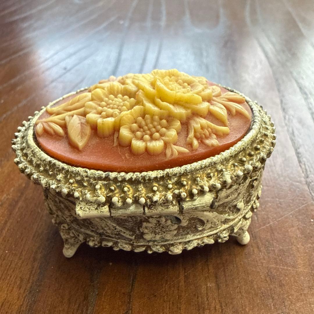 花模様のアンティークボックス　アクセサリーケース　 カメオ　ヴィンテージ 彫刻