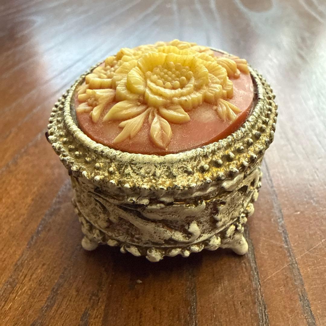 花模様のアンティークボックス　アクセサリーケース　 カメオ　ヴィンテージ 彫刻