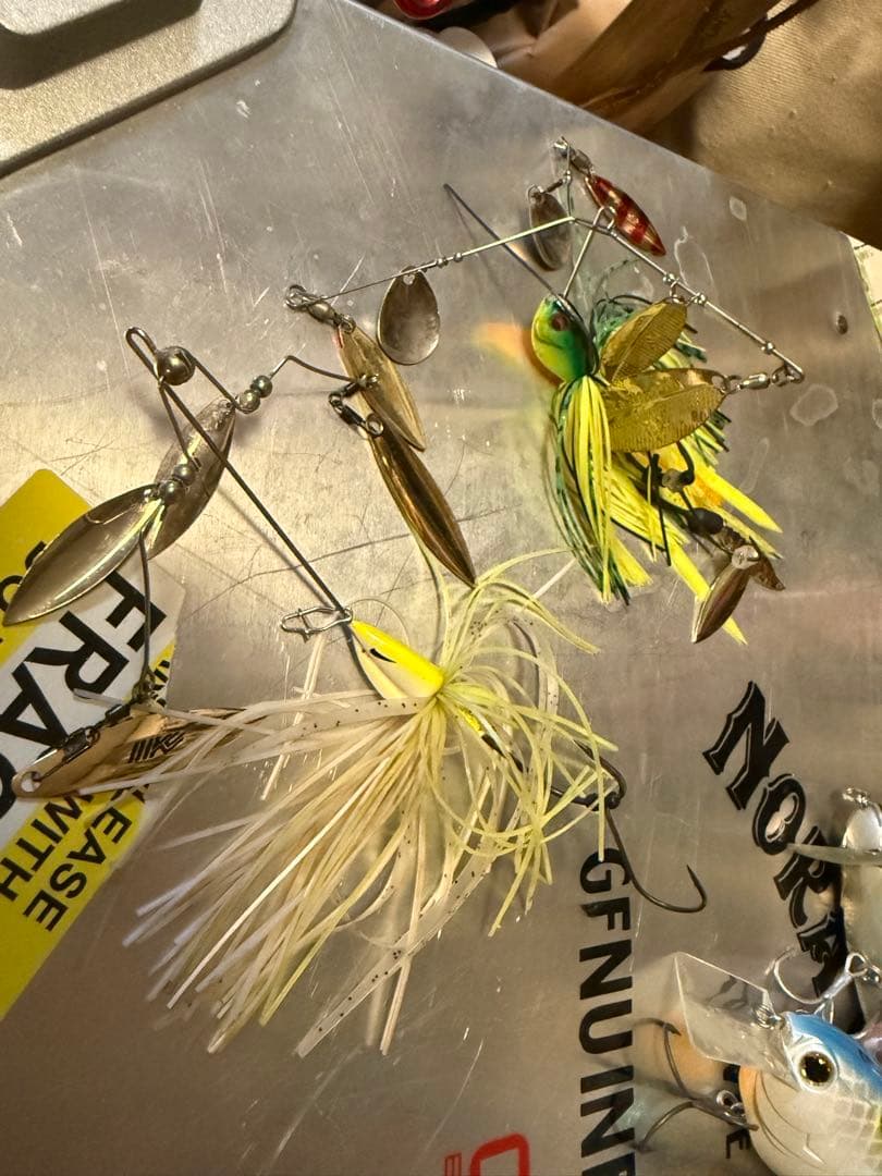 【バス釣り用品まとめ売り】リール、ルアー、ワーム大量セット　タックルボックス付き