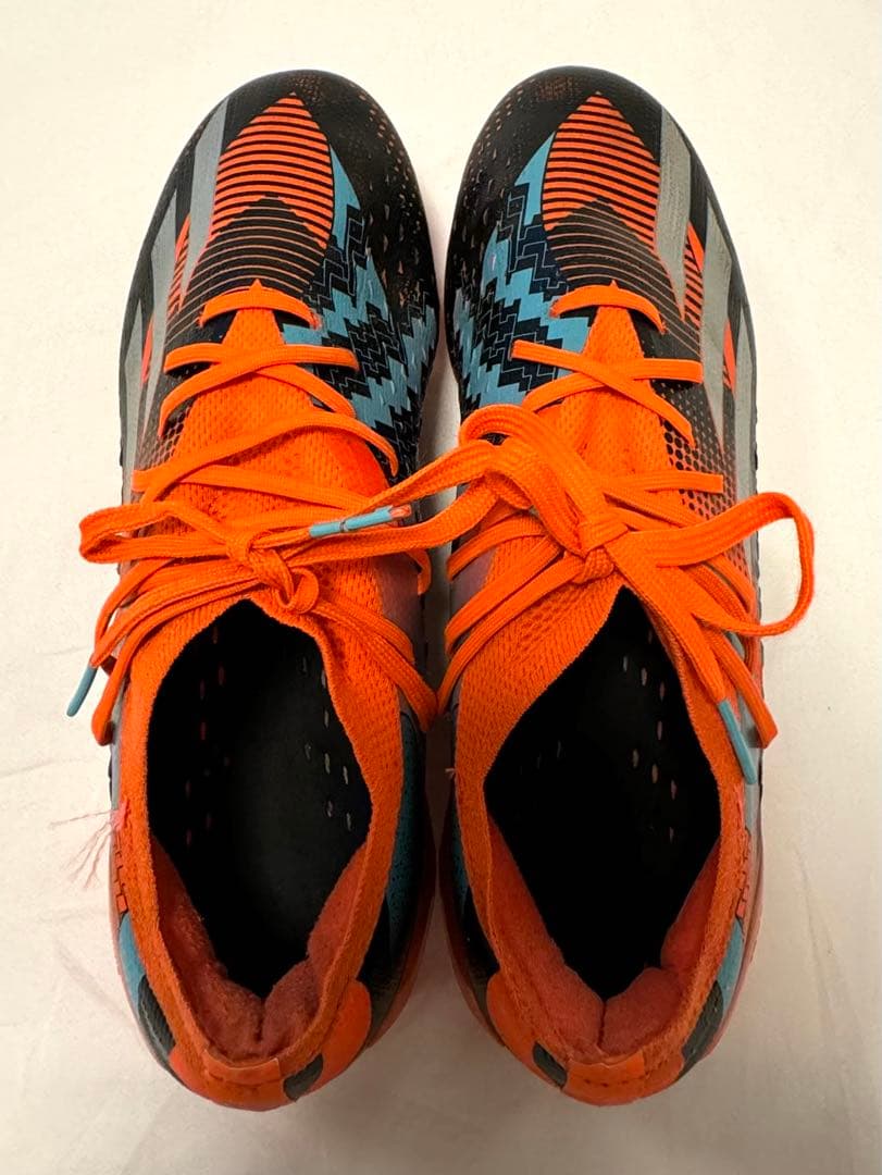 サッカーシューズ オレンジ・黒・青 ストライプデザイン