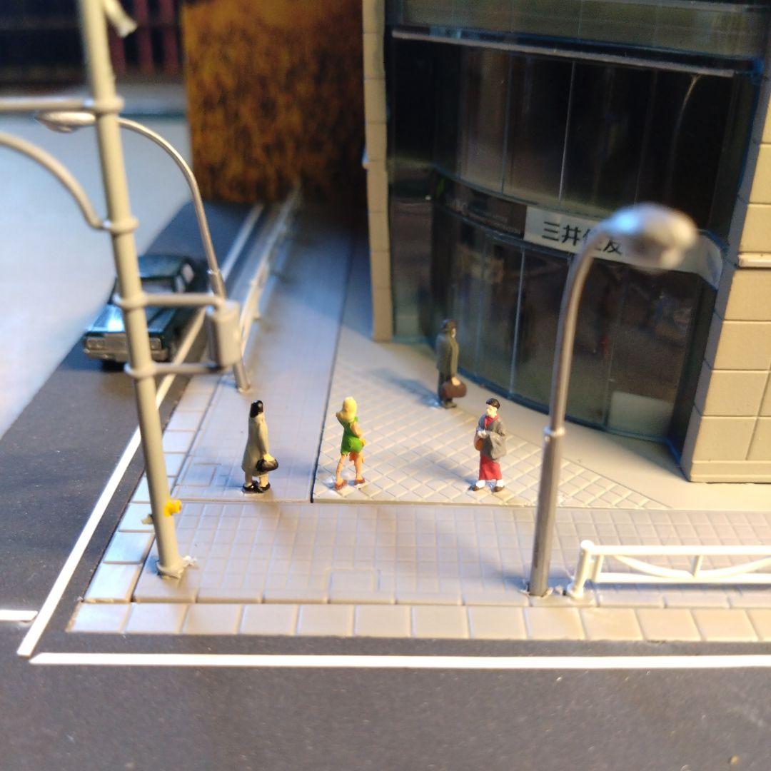 Nゲージ テナントビルと併設駐車場ミニジオラマ