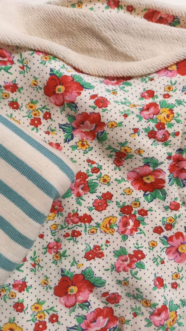 赤い花の犬の服