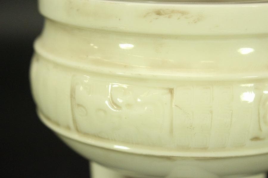 中国美術 白磁 饕餮紋 三足 双耳 香炉 高13.8cm(LC632)