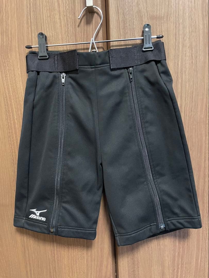 スキーレーシングスーツとウェア短パン