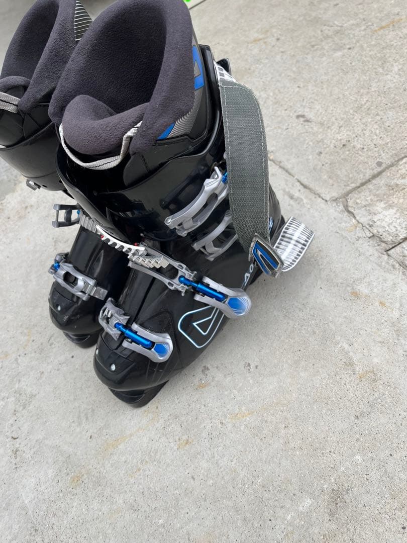 スキー板、ブーツ、ストックのセット