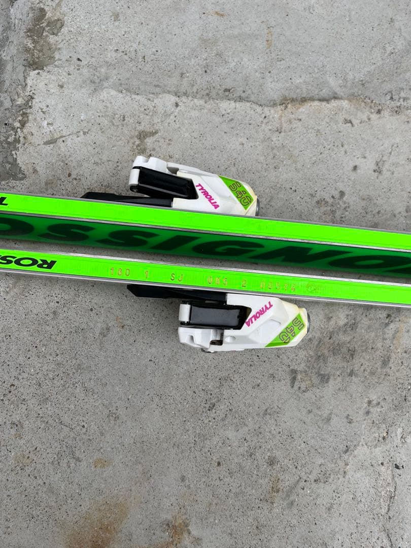 スキー板、ブーツ、ストックのセット