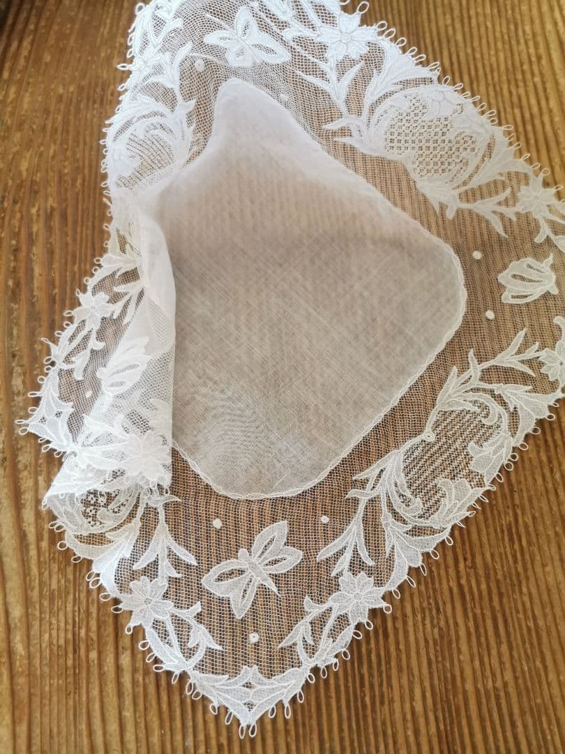 アンティーク キャリックマクロスレース バタフライと花 チュール ハンカチクロス
